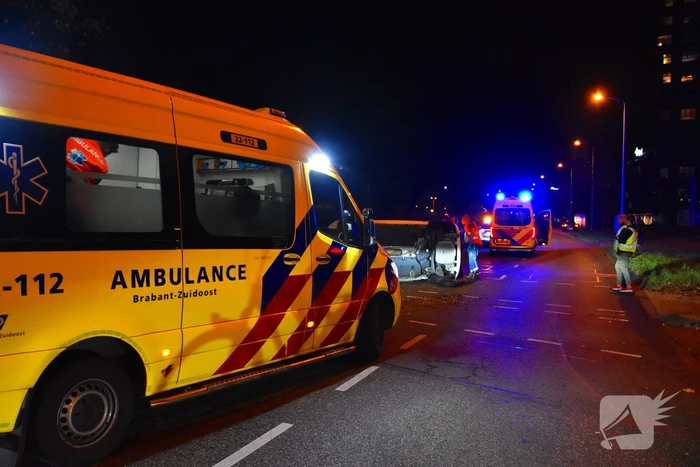 Ravage op kruising: auto belandt op zijkant na harde botsing