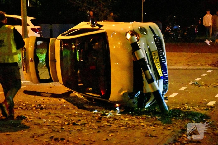 Ravage op kruising: auto belandt op zijkant na harde botsing