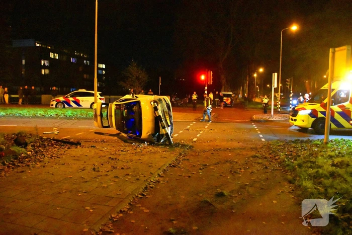 Ravage op kruising: auto belandt op zijkant na harde botsing