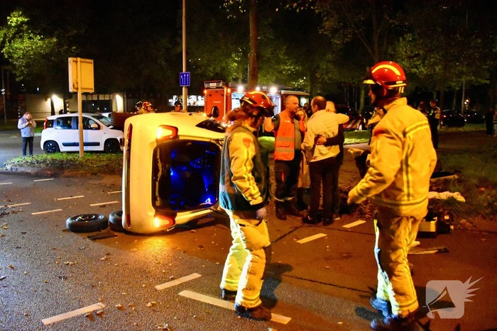 Ravage op kruising: auto belandt op zijkant na harde botsing
