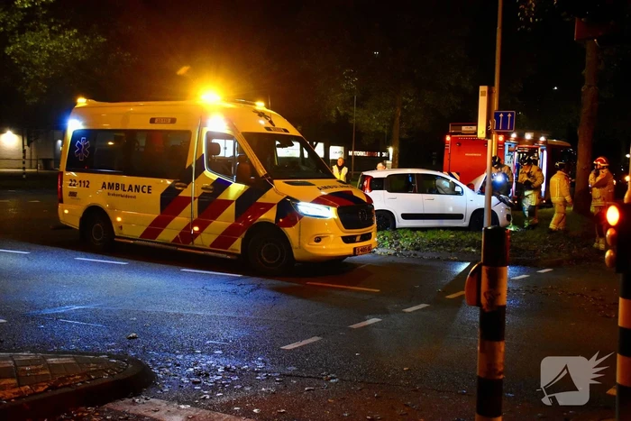 Ravage op kruising: auto belandt op zijkant na harde botsing