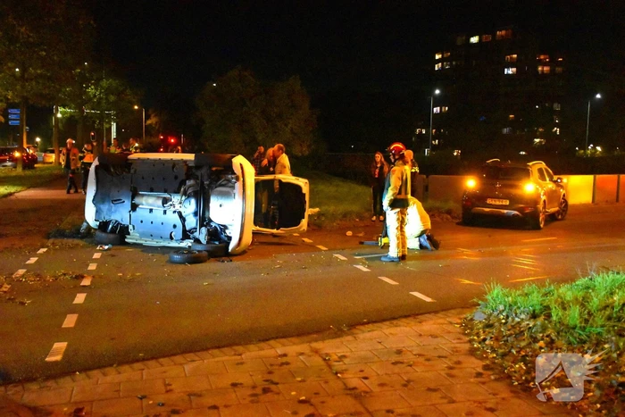 Ravage op kruising: auto belandt op zijkant na harde botsing