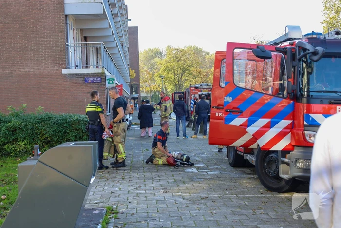 Brandweer ramt deur open wegens brand in flatwoning