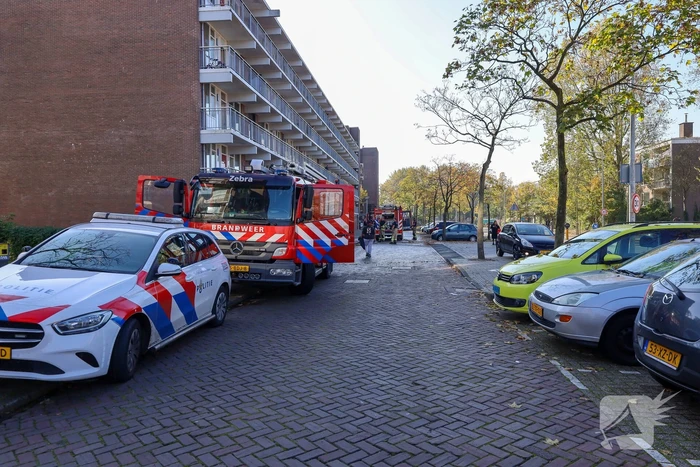 Brandweer ramt deur open wegens brand in flatwoning
