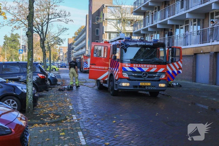 Brandweer ramt deur open wegens brand in flatwoning