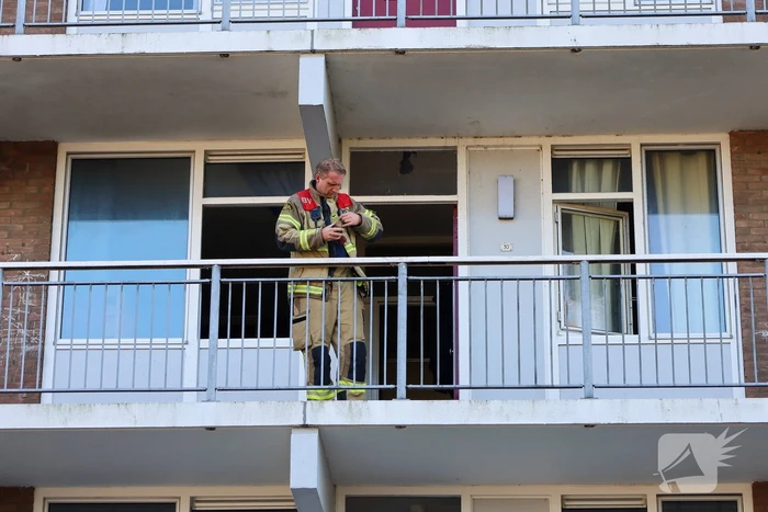 Brandweer ramt deur open wegens brand in flatwoning