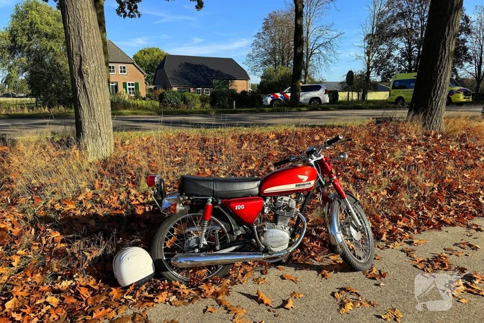 Vallende motorrijder geraakt door auto