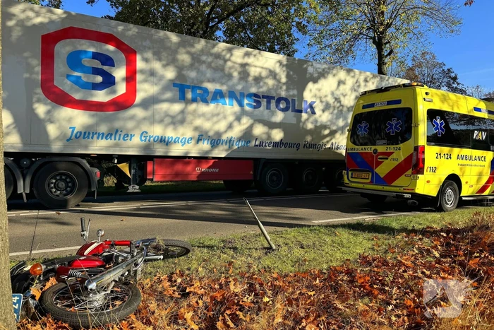 Vallende motorrijder geraakt door auto