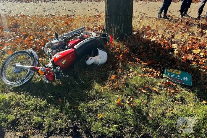 Vallende motorrijder geraakt door auto