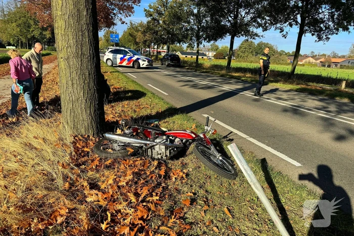 Vallende motorrijder geraakt door auto