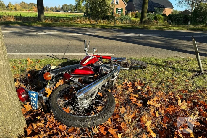 Vallende motorrijder geraakt door auto