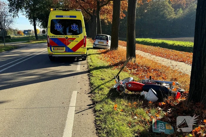 Vallende motorrijder geraakt door auto