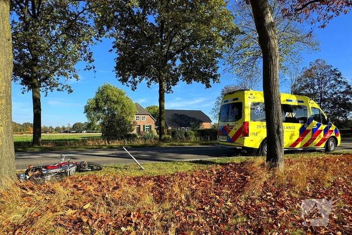 Vallende motorrijder geraakt door auto