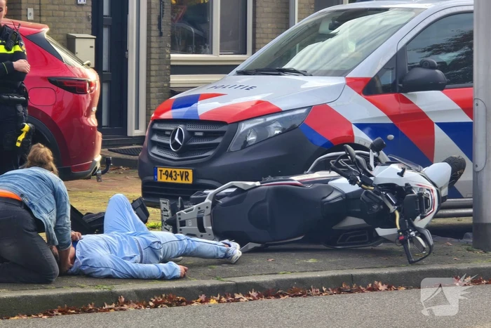 Vluchtende motorrijder komt ten val