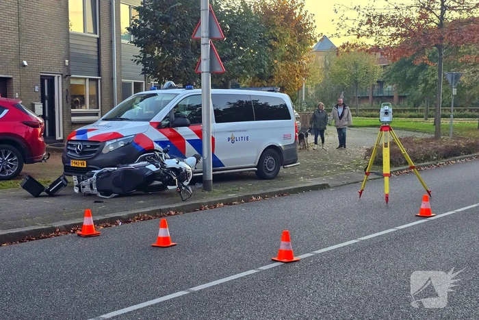 Vluchtende motorrijder komt ten val
