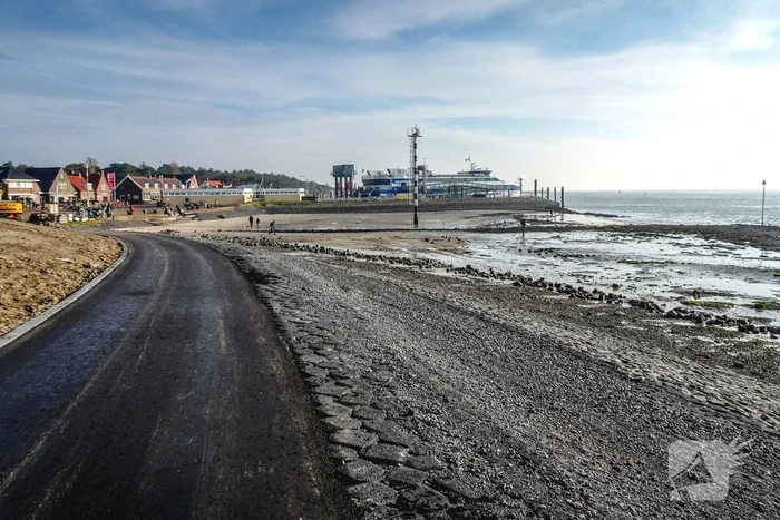 Belangstellenden betreden dijkverzwaring Vlieland afgerond