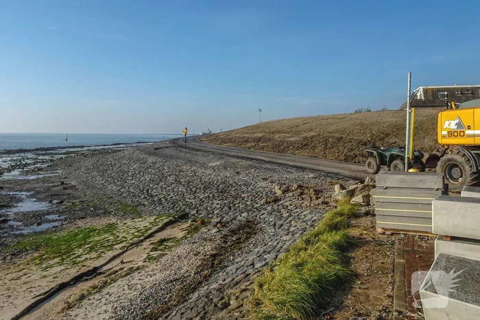 Belangstellenden betreden dijkverzwaring Vlieland afgerond
