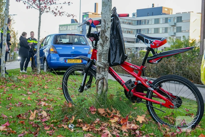 Jonge fietser ten val na botsing met auto
