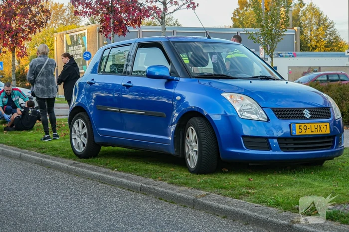 Jonge fietser ten val na botsing met auto
