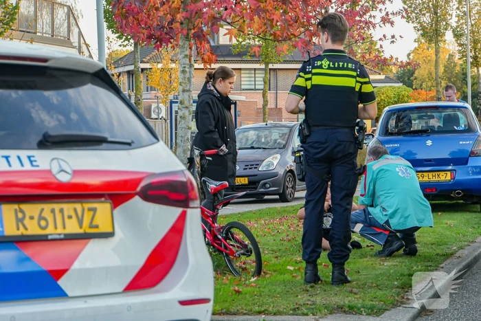 Jonge fietser ten val na botsing met auto