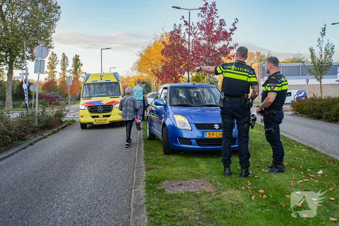 Jonge fietser ten val na botsing met auto