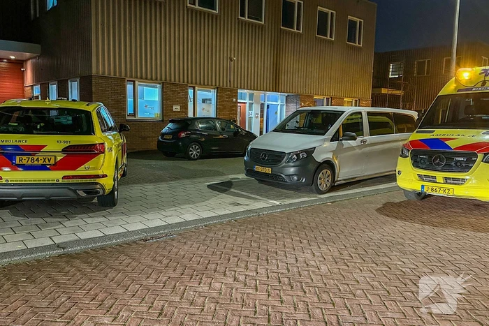 Persoon gewond na steekincident, politie doet onderzoek