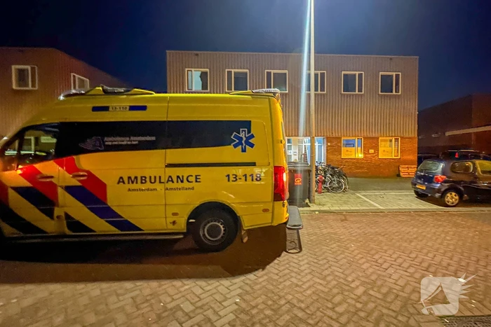 Persoon gewond na steekincident, politie doet onderzoek