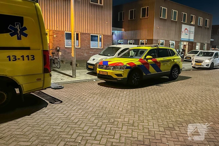 Persoon gewond na steekincident, politie doet onderzoek