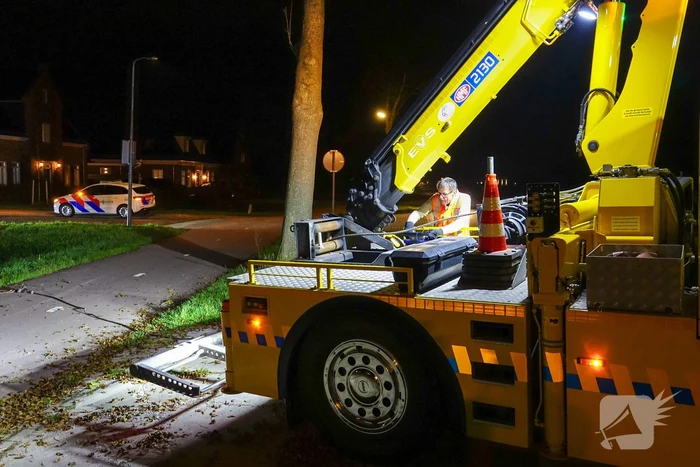 Auto raakt van de weg en belandt boven sloot