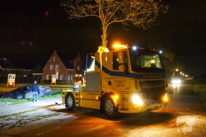 Auto raakt van de weg en belandt boven sloot