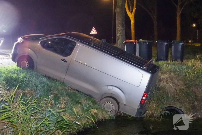 Auto raakt van de weg en belandt boven sloot