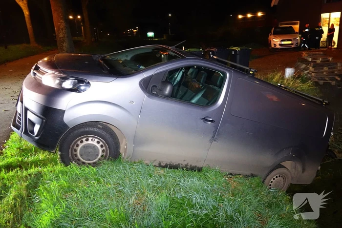 Auto raakt van de weg en belandt boven sloot
