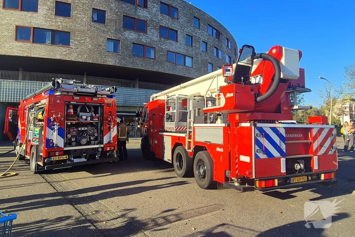 Brandweer doet onderzoek naar gaslucht, supermarkt ontruimd