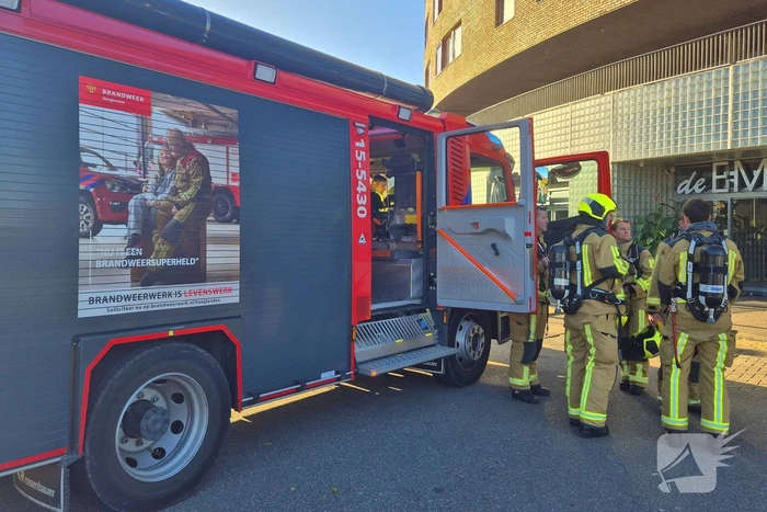 Brandweer doet onderzoek naar gaslucht, supermarkt ontruimd