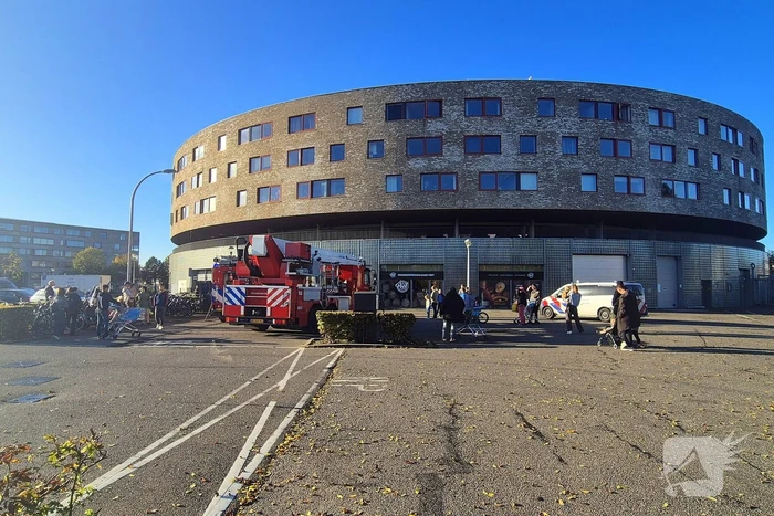 Brandweer doet onderzoek naar gaslucht, supermarkt ontruimd