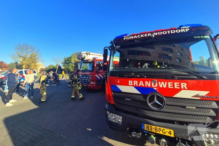 Brandweer doet onderzoek naar gaslucht, supermarkt ontruimd