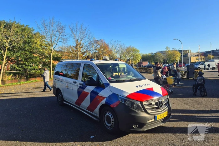 Brandweer doet onderzoek naar gaslucht, supermarkt ontruimd