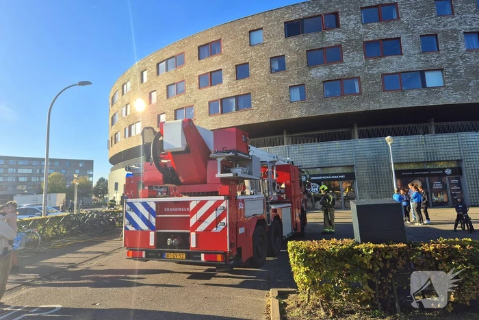Brandweer doet onderzoek naar gaslucht, supermarkt ontruimd