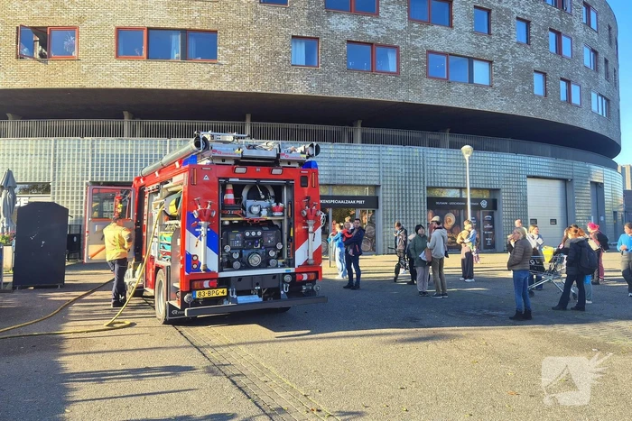 Brandweer doet onderzoek naar gaslucht, supermarkt ontruimd