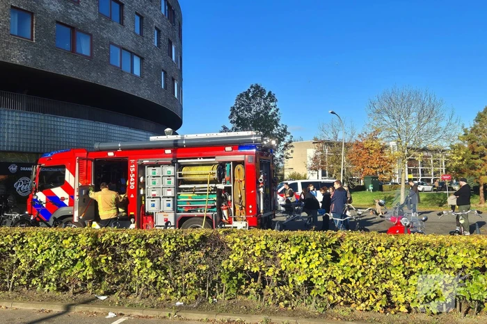 Brandweer doet onderzoek naar gaslucht, supermarkt ontruimd