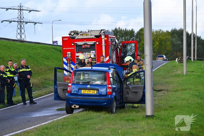 Personenauto vat vlam onder motorkap