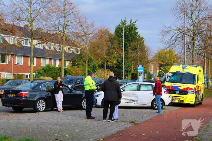 Twee voertuigen botsen op elkaar