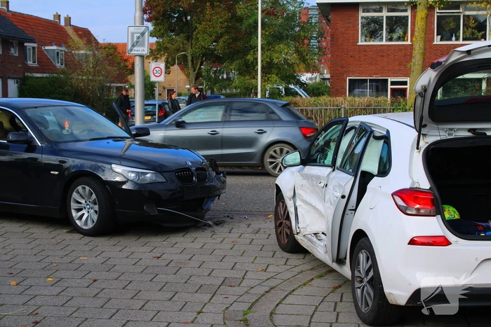 Twee voertuigen botsen op elkaar