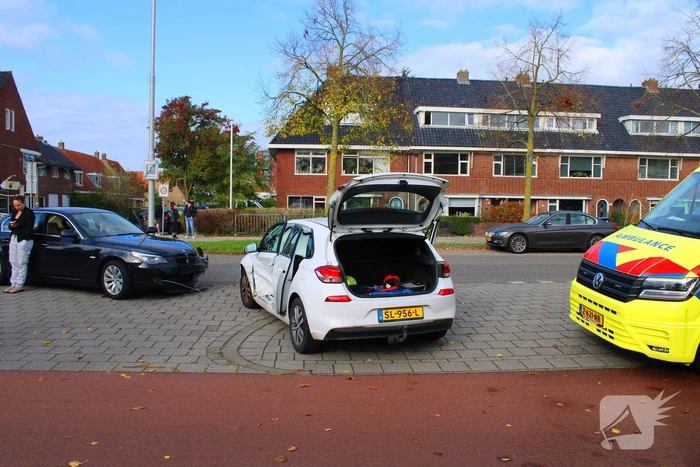 Twee voertuigen botsen op elkaar