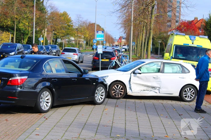Twee voertuigen botsen op elkaar