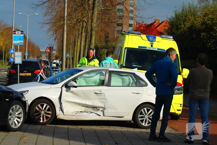 Twee voertuigen botsen op elkaar