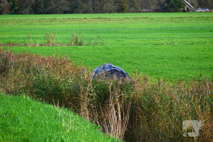 Hulpdiensten groots ingezet voor voertuig te water