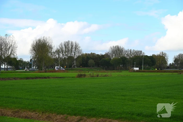 Hulpdiensten groots ingezet voor voertuig te water