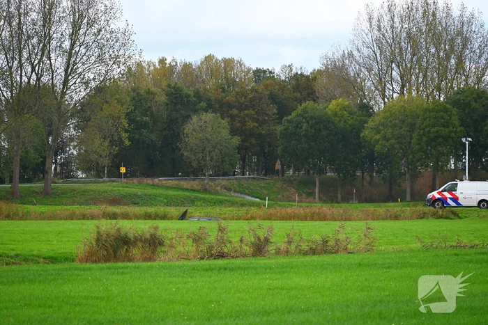 Hulpdiensten groots ingezet voor voertuig te water