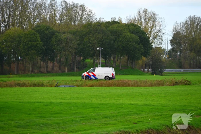 Hulpdiensten groots ingezet voor voertuig te water